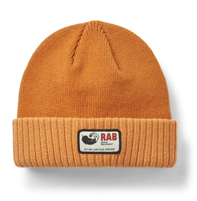 Essential Beanie(ポリエステル100%/レトロなロゴ付きニット帽)【Rab】