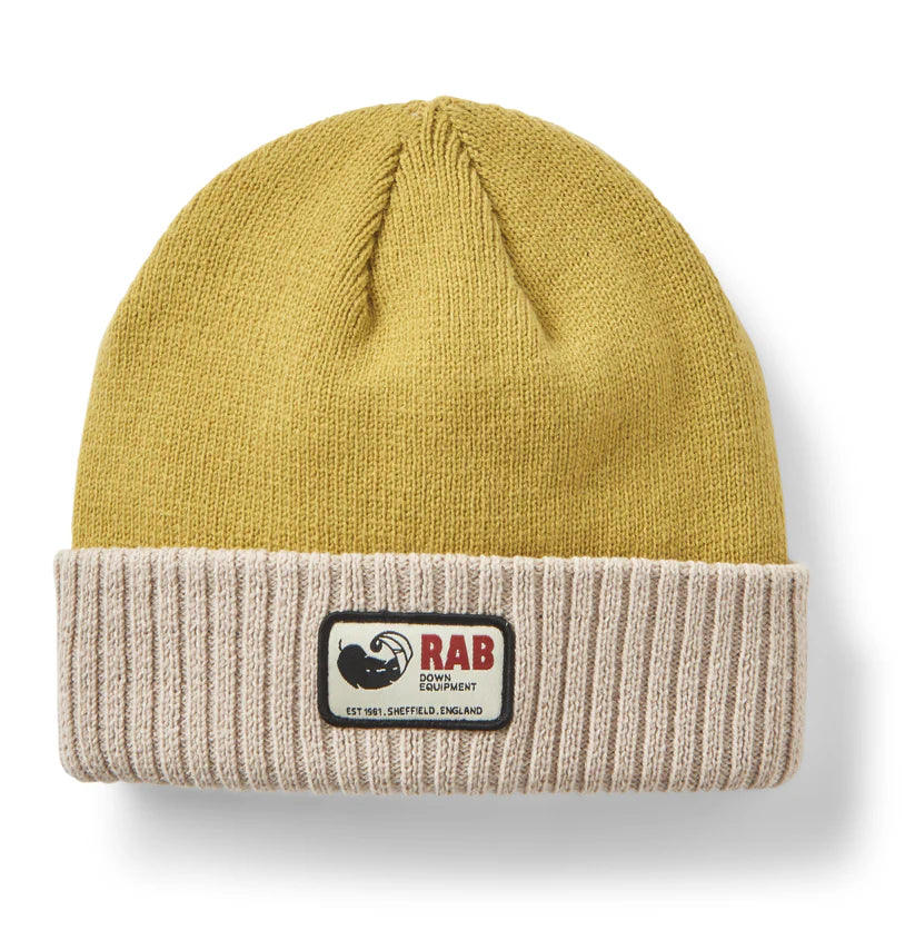 Essential Beanie(ポリエステル100%/レトロなロゴ付きニット帽)【Rab】