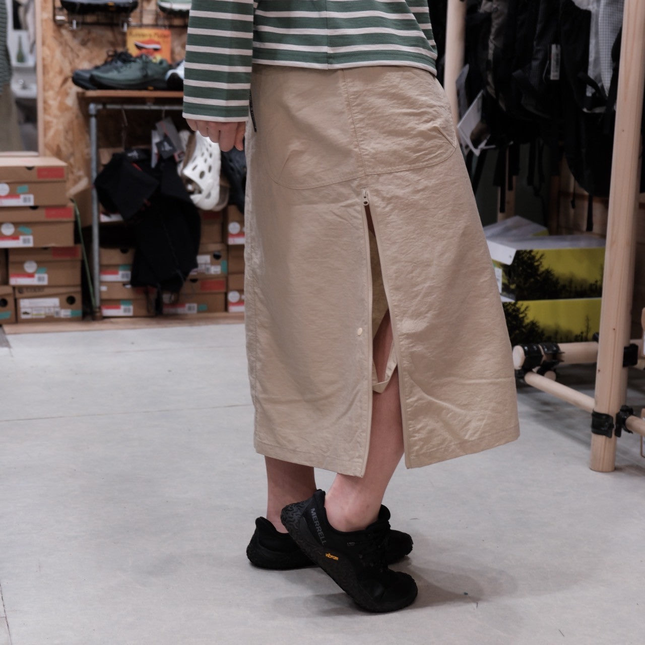 タッサーナイロンのスカート(サイドスリットあり/ナチュラルな風合いのロングスカート)【AXESQUIN ELEMENTS】