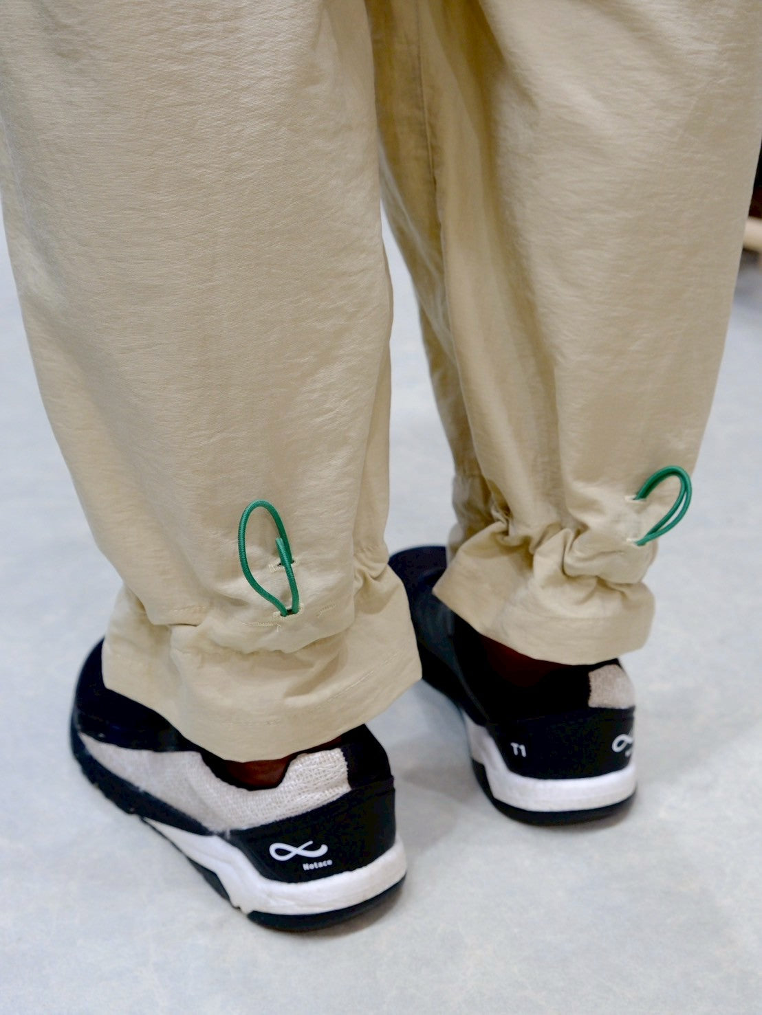 オテンバパンツ(ワイドで裾が絞れる中厚手のパンツ)【SANKAKU STAND × 凌】
