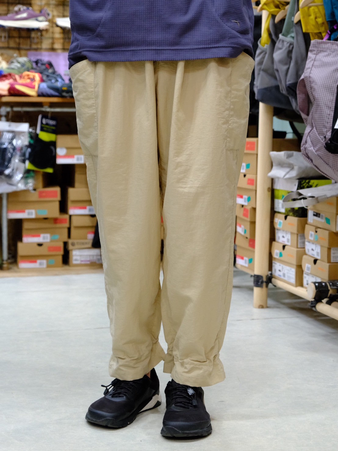 オテンバパンツ(ワイドで裾が絞れる中厚手のパンツ)【SANKAKU STAND × 凌】