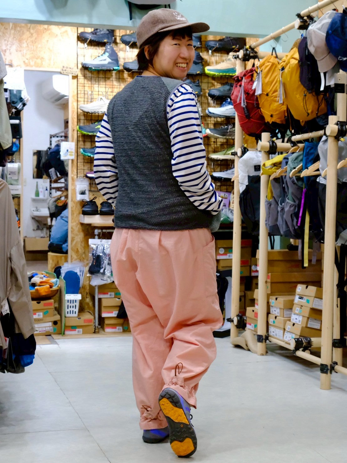 オテンバパンツ(ワイドで裾が絞れる中厚手のパンツ)【SANKAKU STAND × 凌】