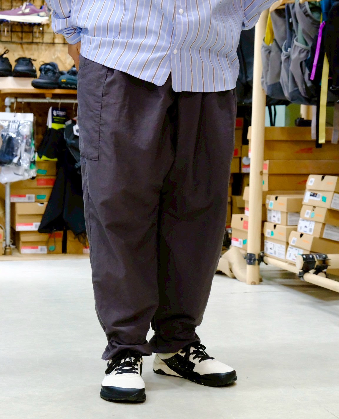 オテンバパンツ(ワイドで裾が絞れる中厚手のパンツ)【SANKAKU STAND × 凌】