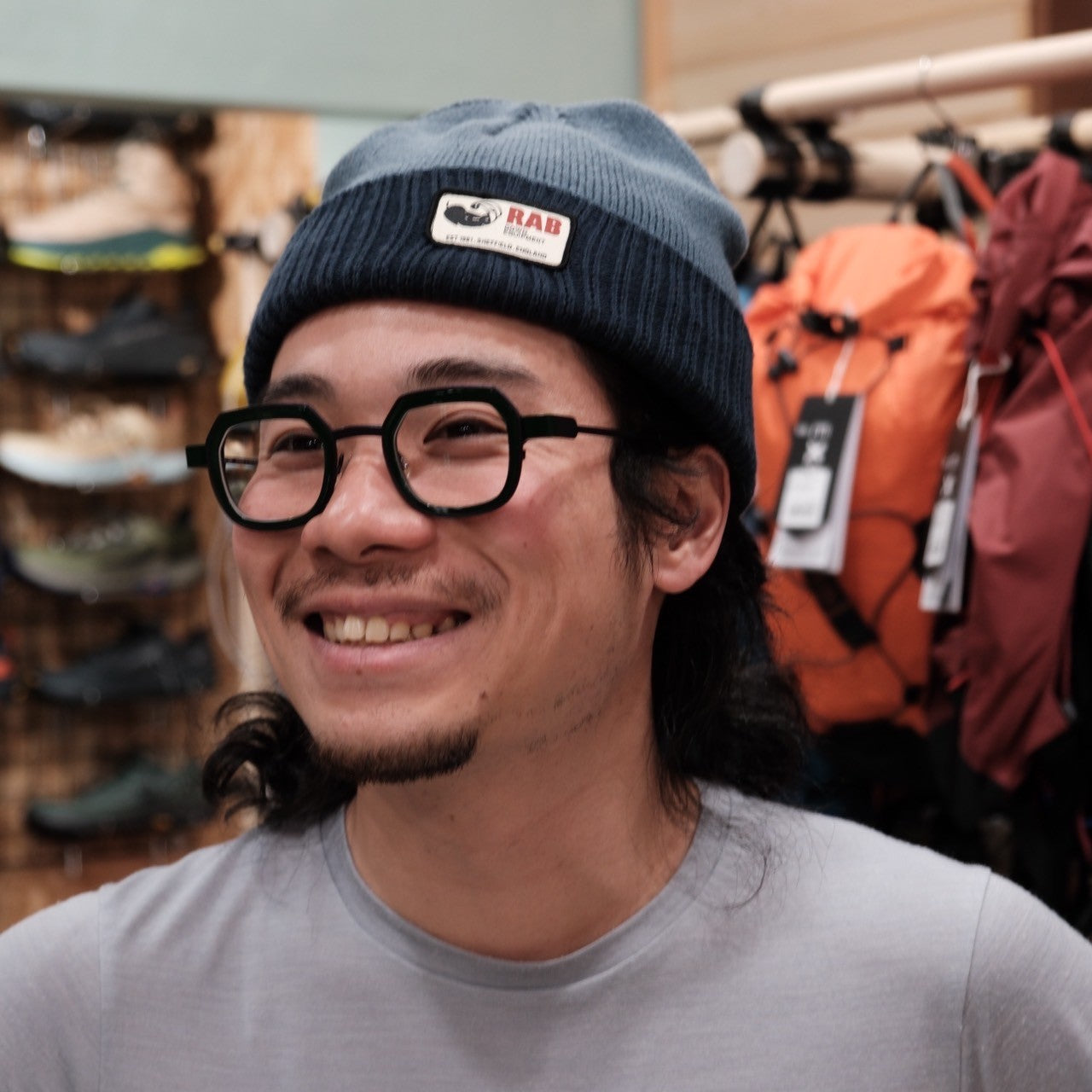 Essential Beanie(ポリエステル100%/レトロなロゴ付きニット帽)【Rab】