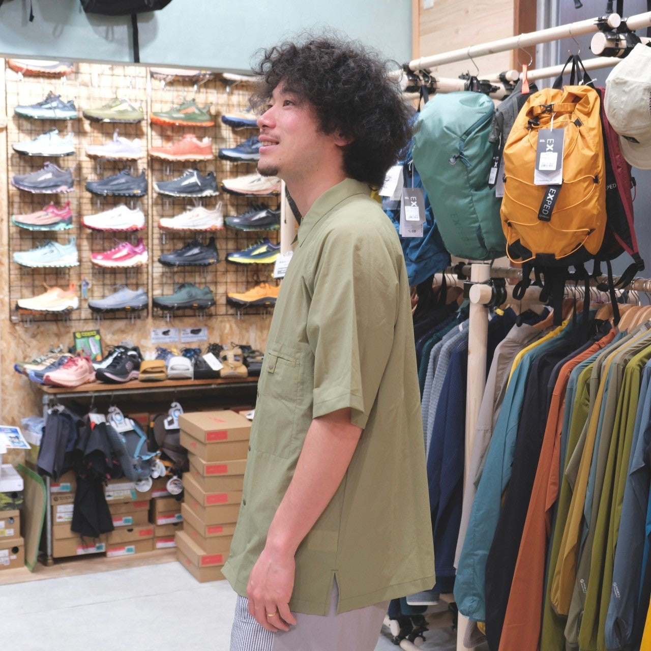 軽くて涼しい半袖シャツ(汗を放出して、風を受け入れるベンチレーション効果)【AXESQIN ELEMENTS】