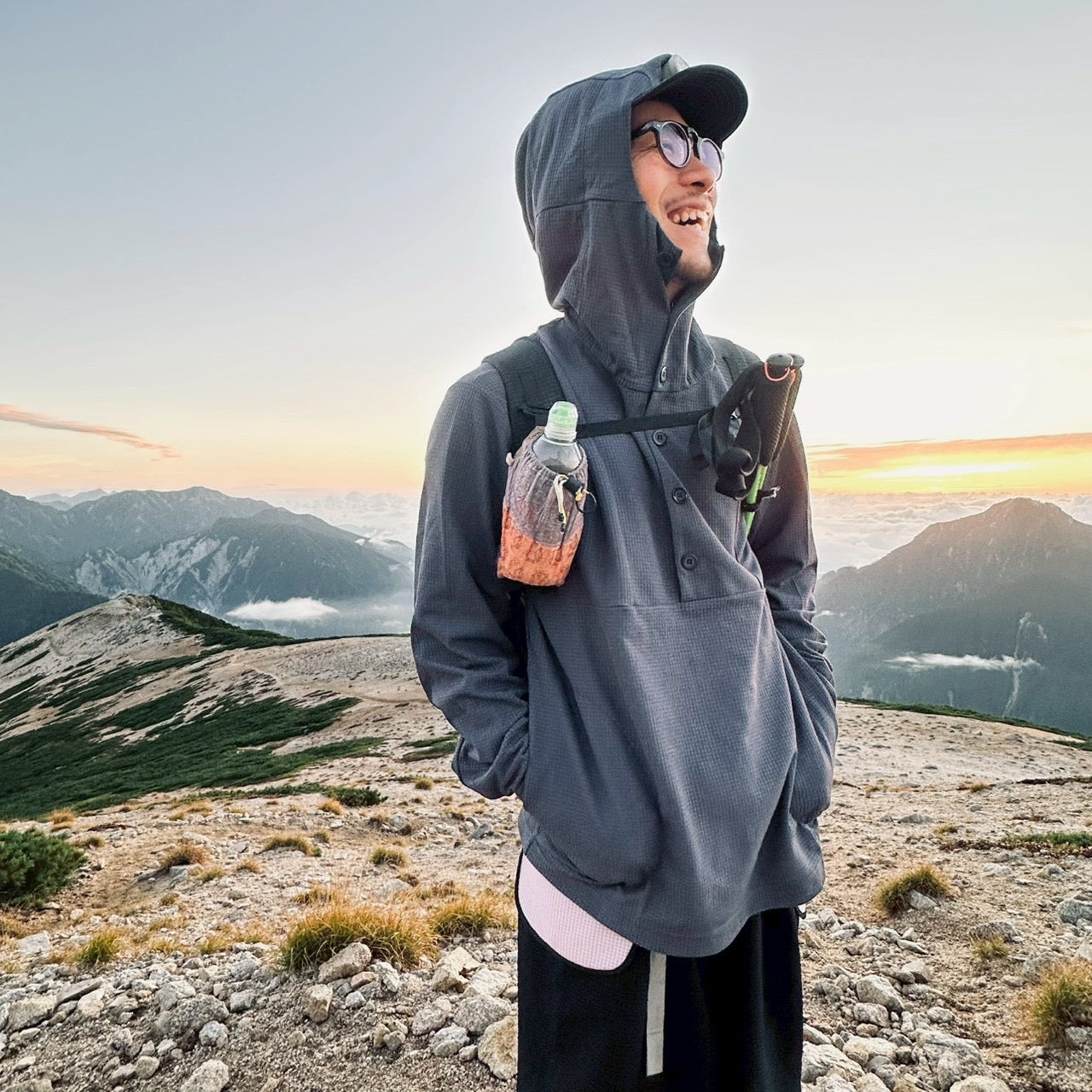 DOUBLECELL PARKA（季節の変わり目の行動着にちょうどいい／フード付き