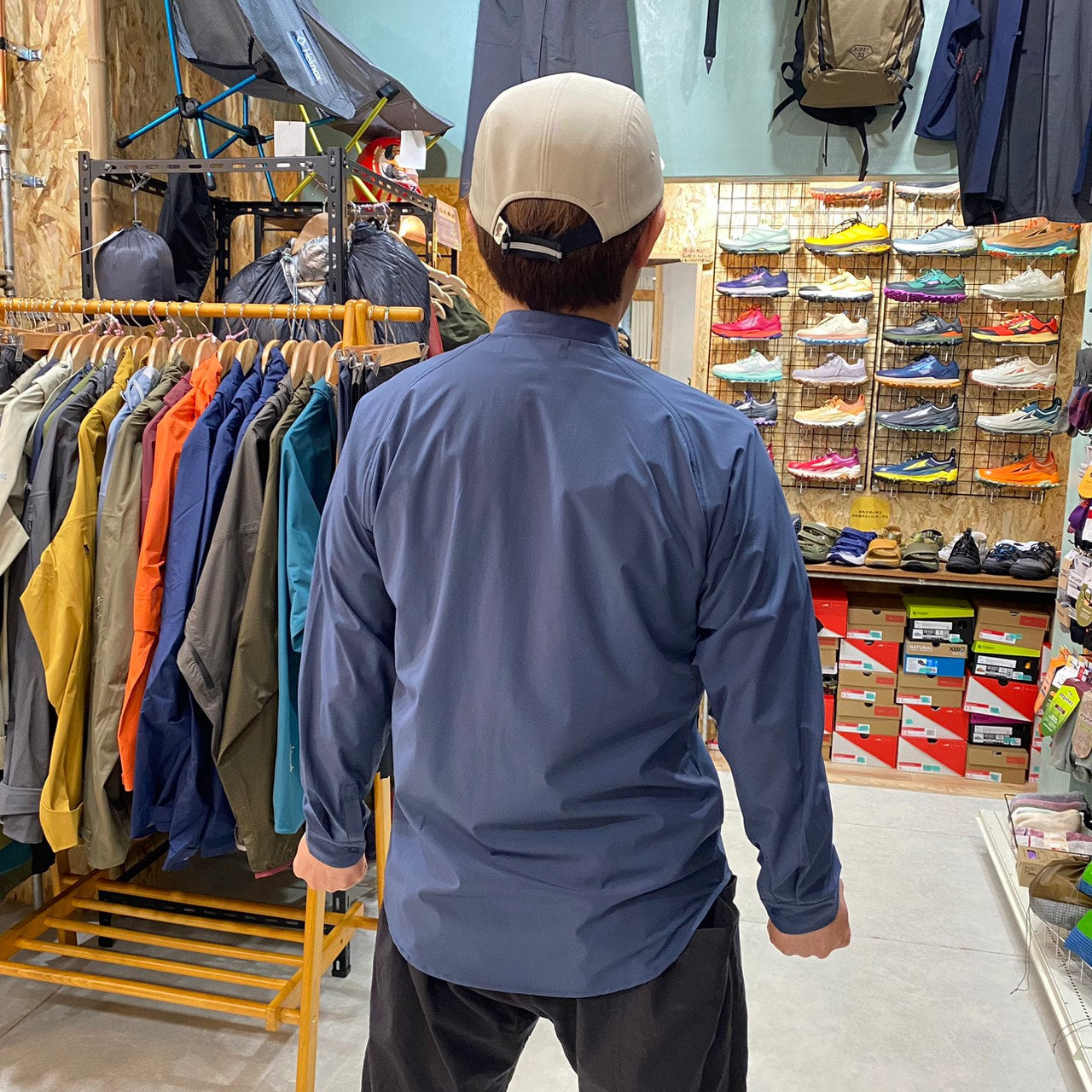 ソフトシェルのバンドカラーシャツ(”極”薄手/ストレッチ / 防風/撥水/襟無し)【AXESQUIN ELEMENTS】★旧製品の為、30%OFF