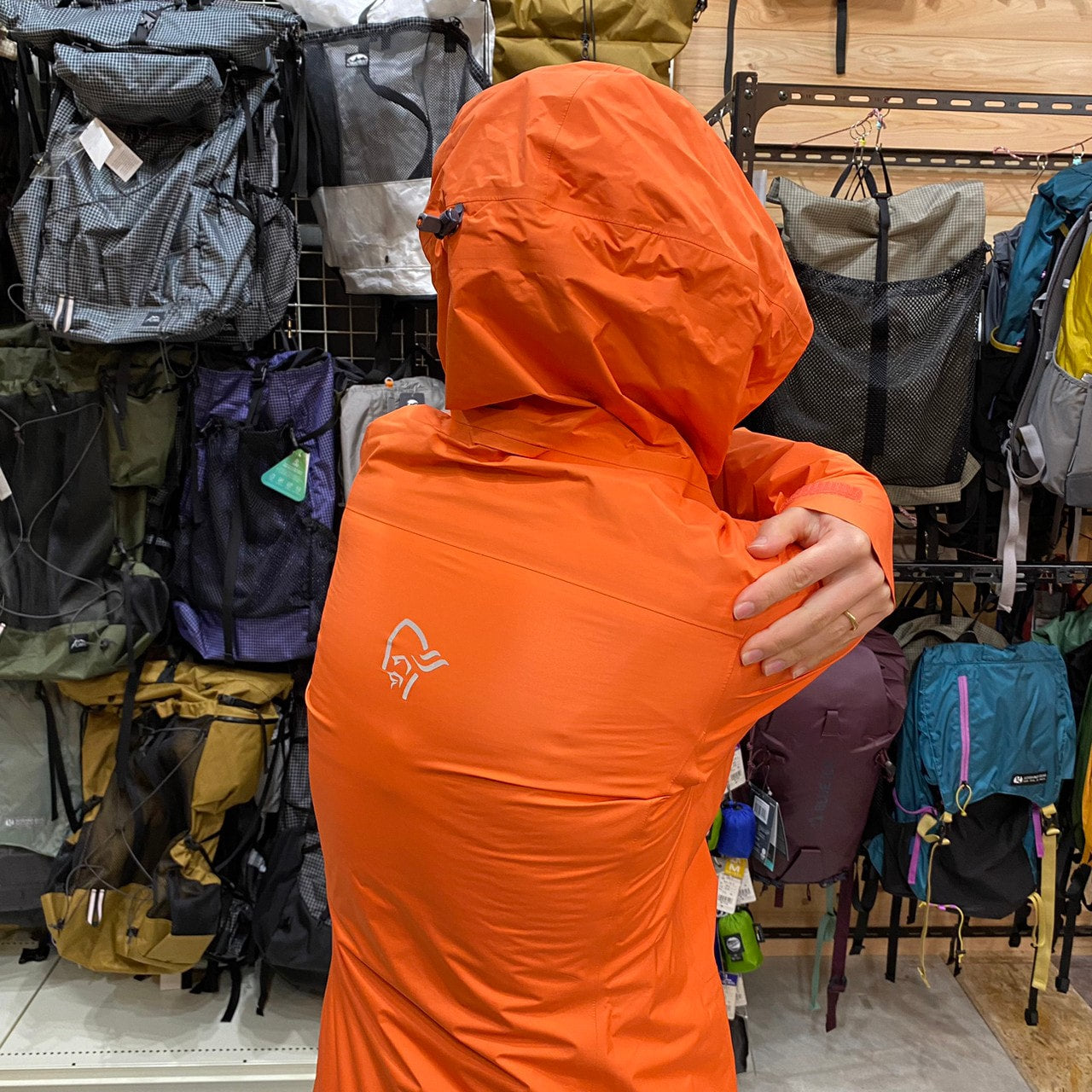 FALKETIND GORE PACLITE JACKET WOMENS(GORE-TEX/軽量222g/多機能レインジャケット)【NORRONA】