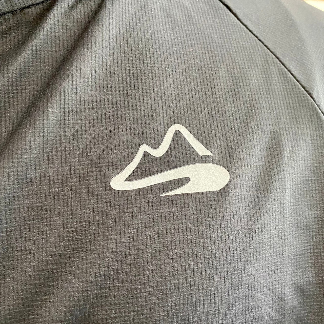Onion Hoody(ベンチレーション付きの斜めジッパーのウインドシェル)【milestone】