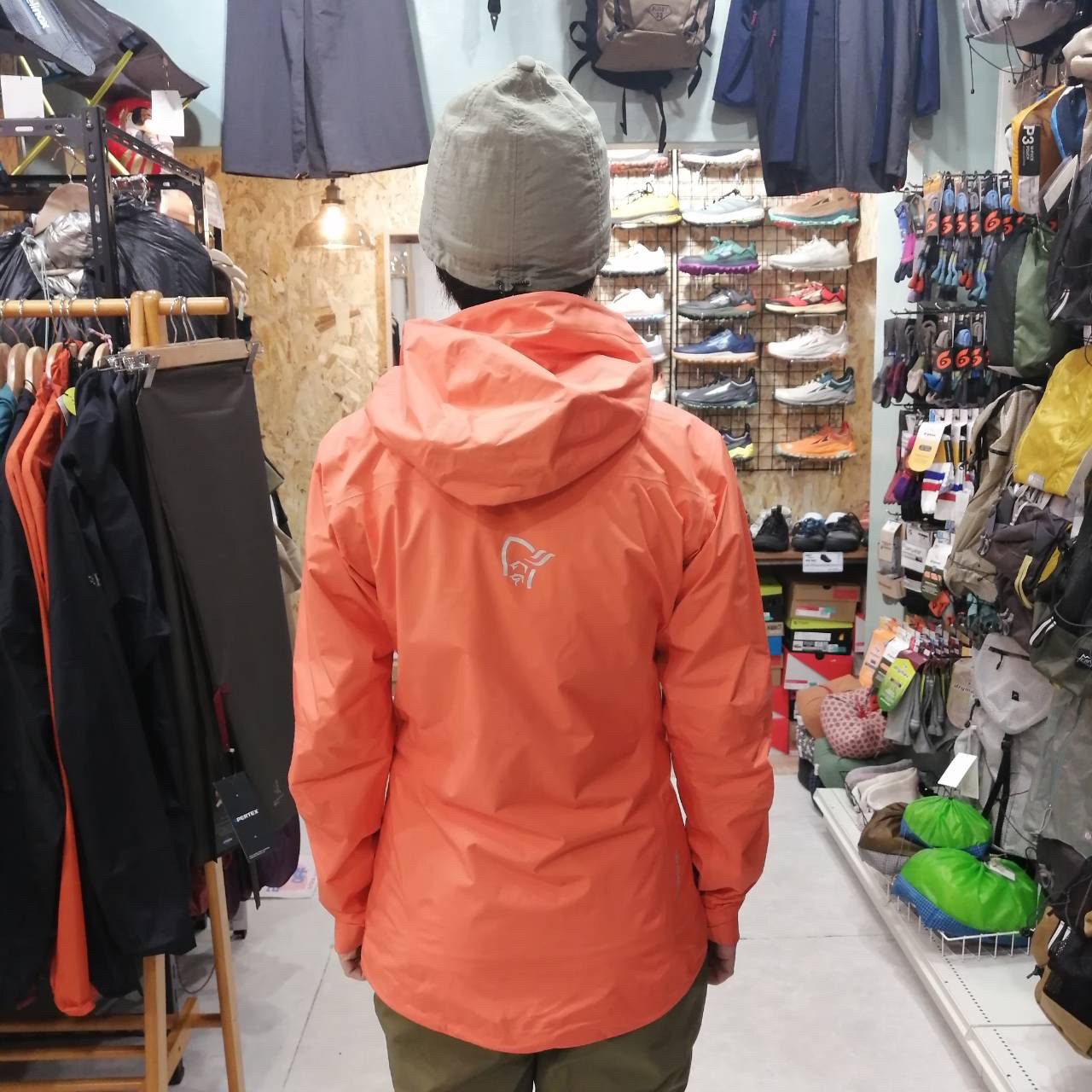 FALKETIND GORE PACLITE JACKET WOMENS(GORE-TEX/軽量222g/多機能レインジャケット)【NORRONA】