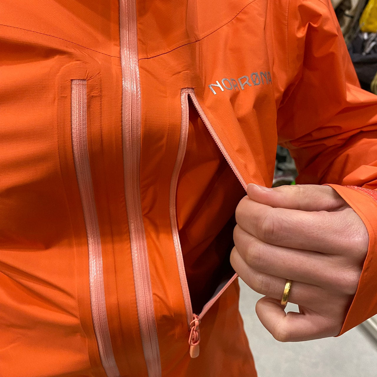 FALKETIND GORE PACLITE JACKET WOMENS(GORE-TEX/軽量222g/多機能レインジャケット)【NORRONA】