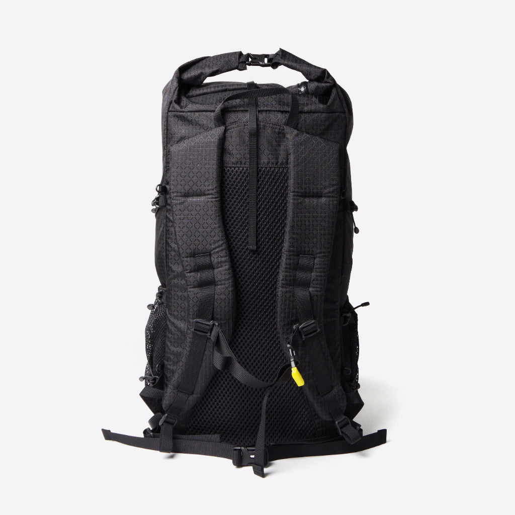 Mari Roll Top B-Grid（27-32L / 縦に開くジッパーから中に簡単アクセス可能）【CAYL】