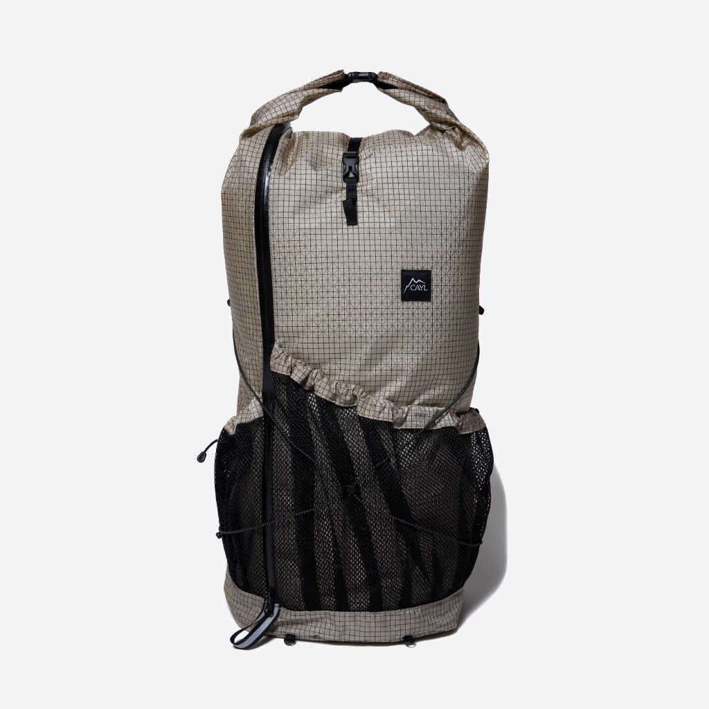 Mari Roll Top B-Grid（27-32L / 縦に開くジッパーから中に簡単アクセス可能）【CAYL】
