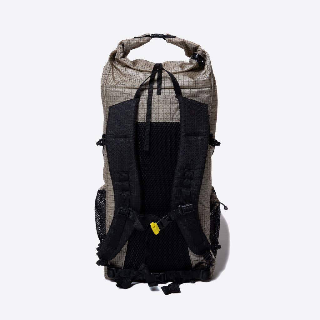 Mari Roll Top B-Grid（27-32L / 縦に開くジッパーから中に簡単アクセス可能）【CAYL】