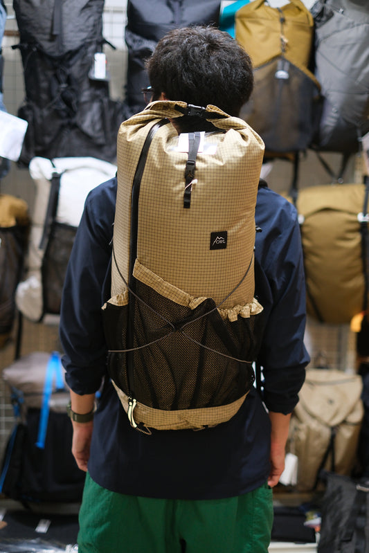 Mari Roll Top B-Grid（27-32L / 縦に開くジッパーから中に簡単アクセス可能）【CAYL】