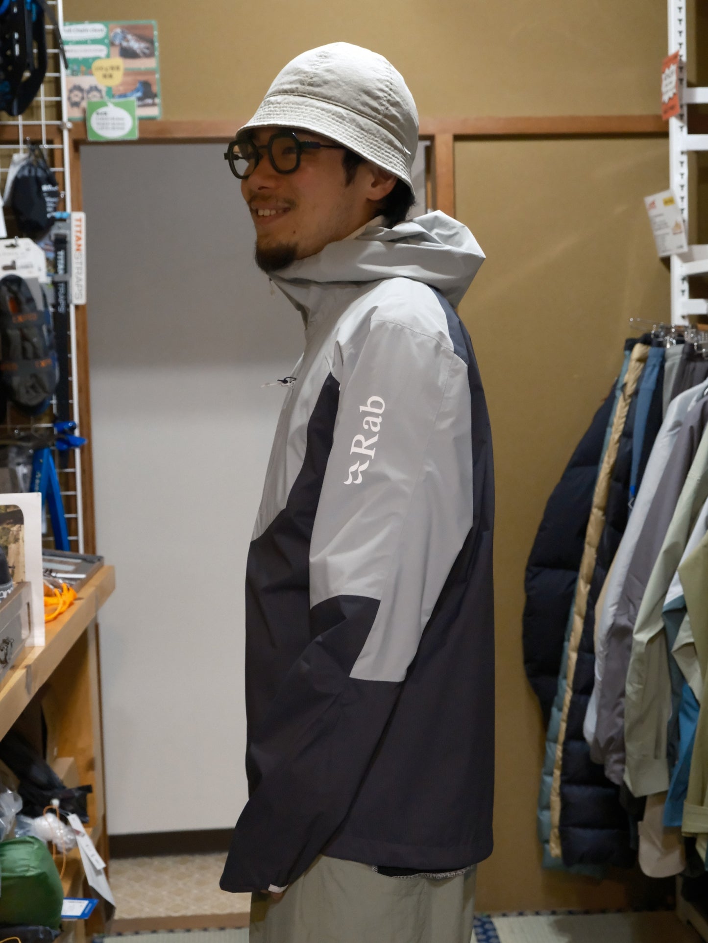 Downpour Trail Light Jacket（高耐久・高コスパの雨具）【Rab】