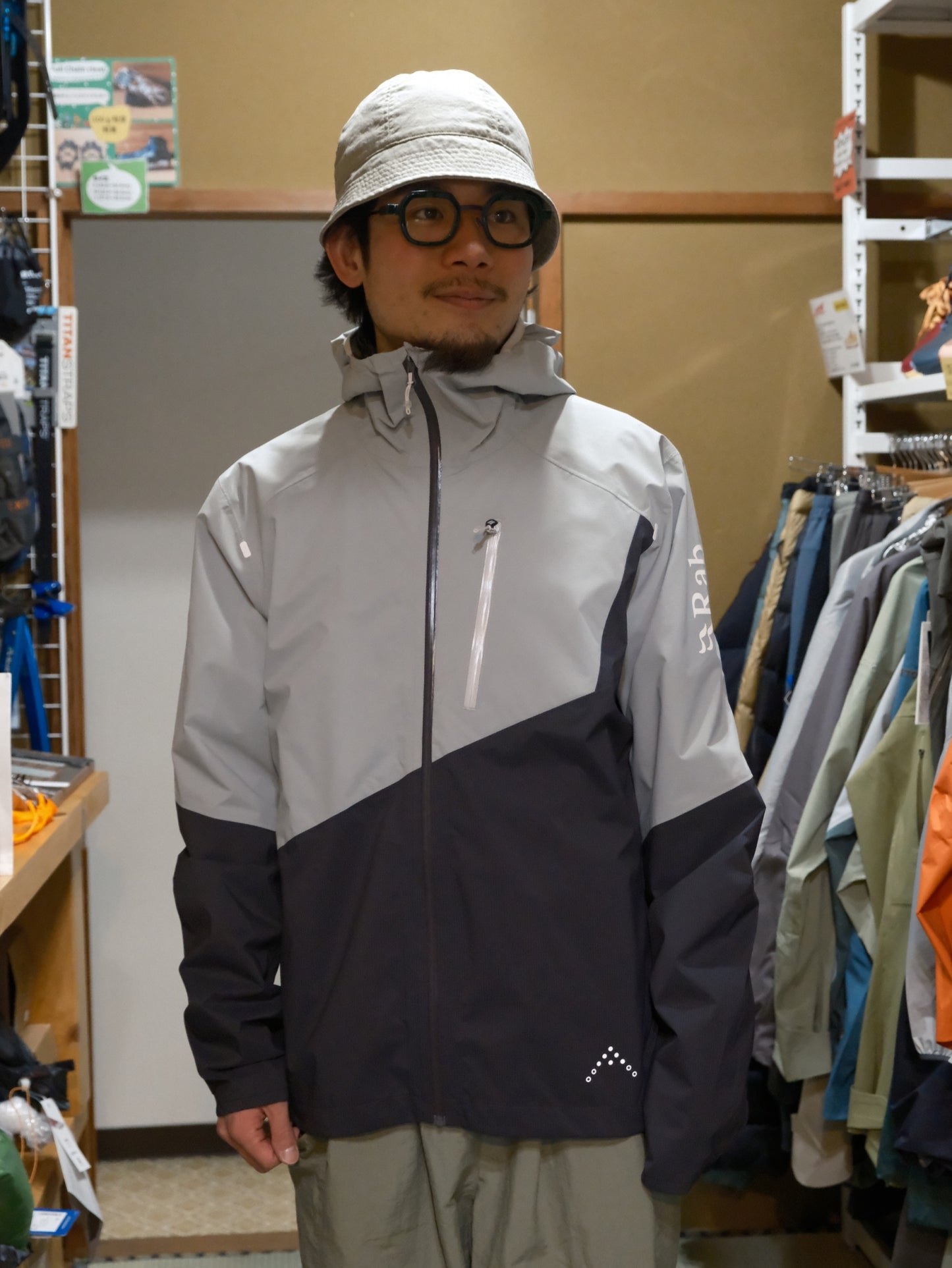 Downpour Trail Light Jacket（高耐久・高コスパの雨具）【Rab】