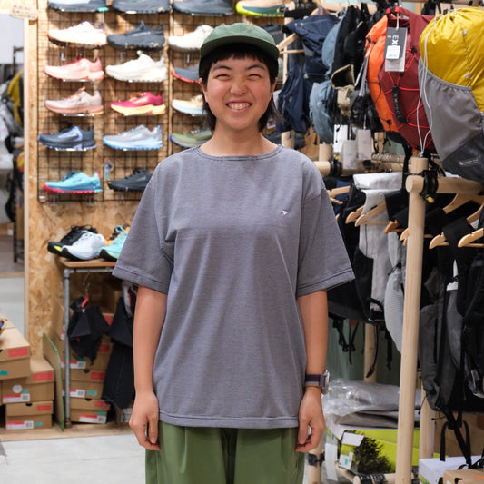 CAVE BASQUE T（ポリエステル100％ / 開きすぎない首元のバスクTシャツ）【PAPER SKY】