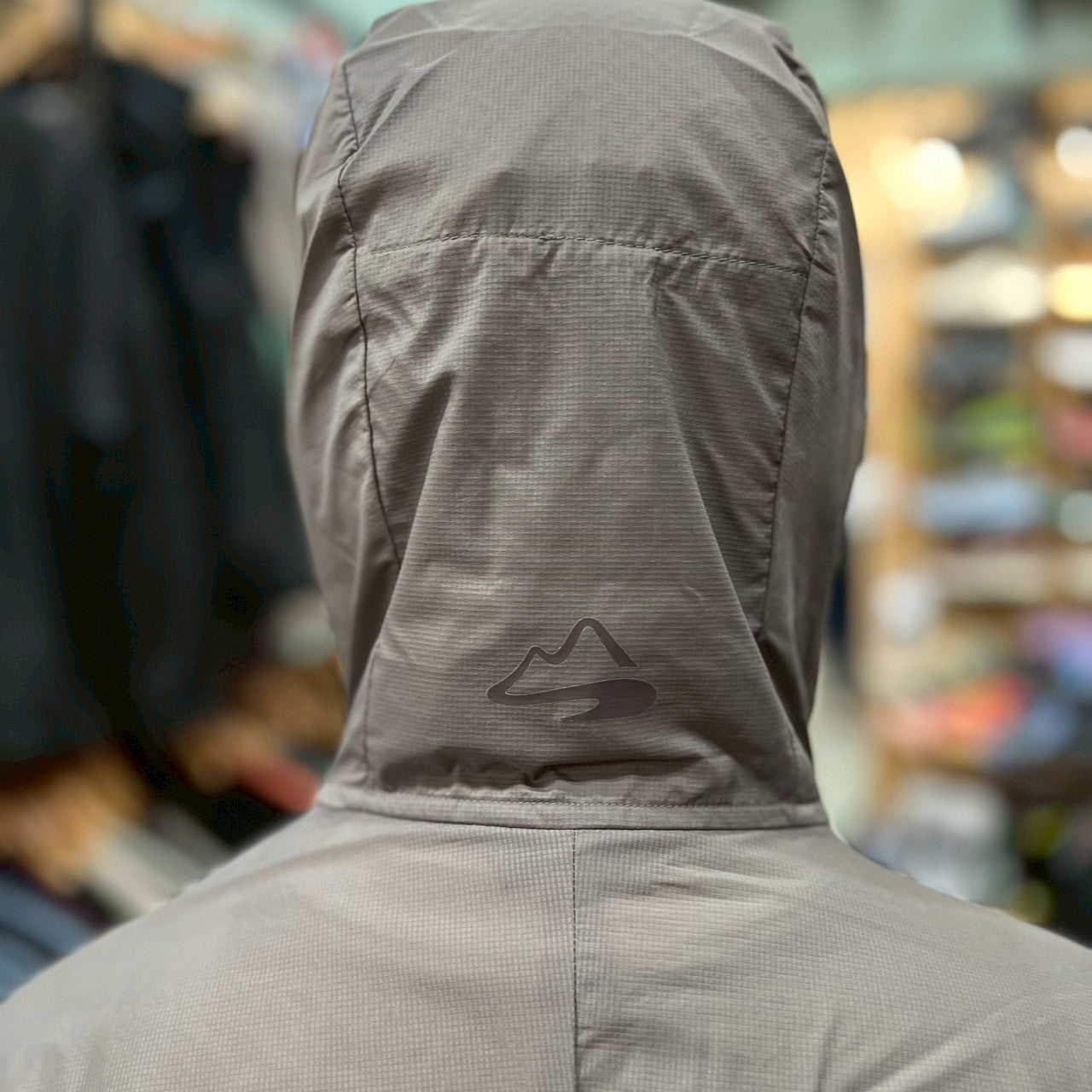 Onion Hoody（ベンチレーション付きの斜めジッパーのウインドシェル）【milestone】