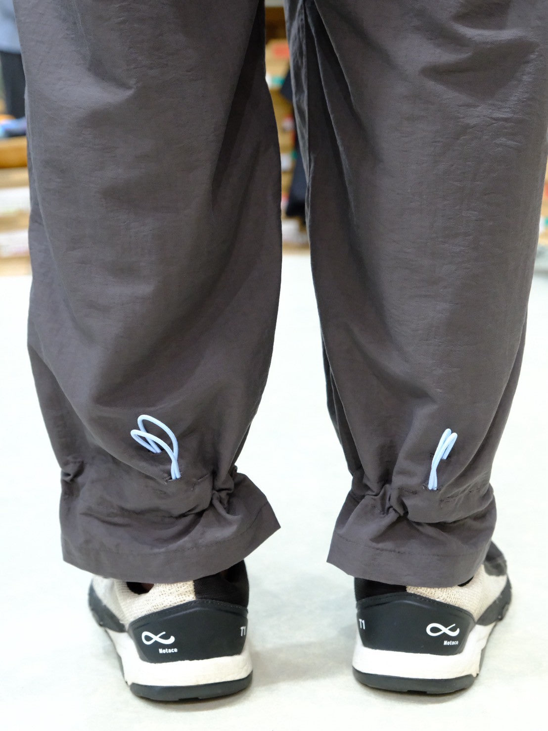 オテンバパンツ（ワイドで裾が絞れる中厚手のパンツ）【SANKAKU STAND × 凌】