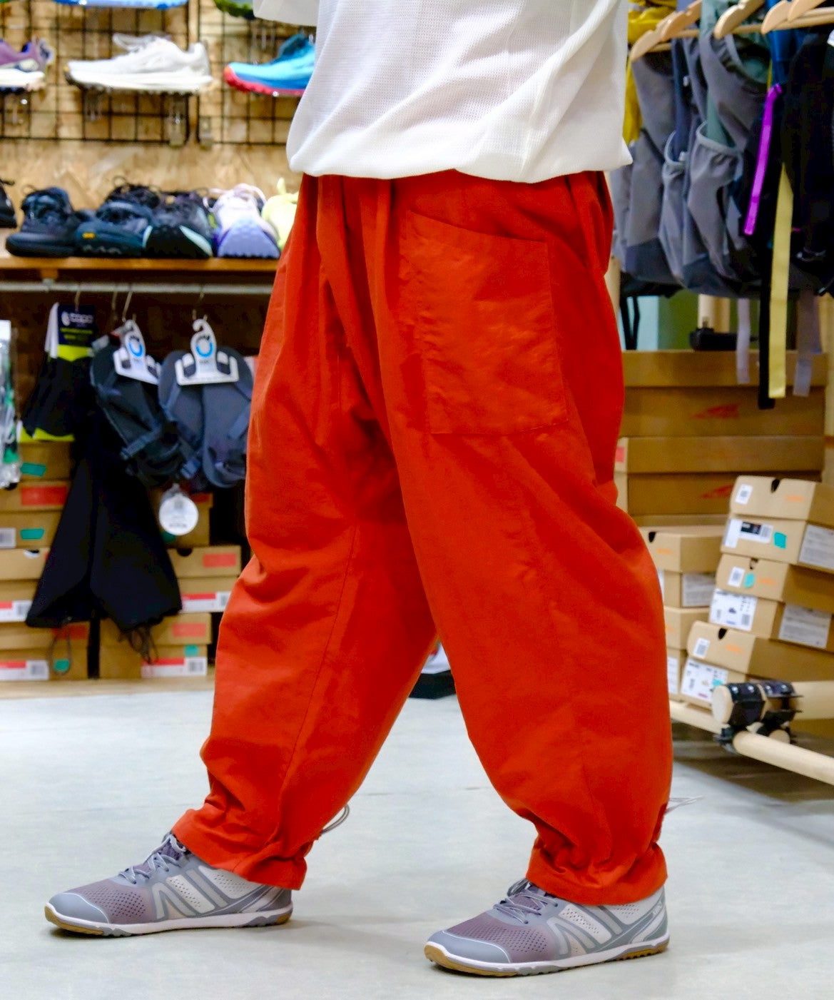 オテンバパンツ（ワイドで裾が絞れる中厚手のパンツ）【SANKAKU STAND × 凌】