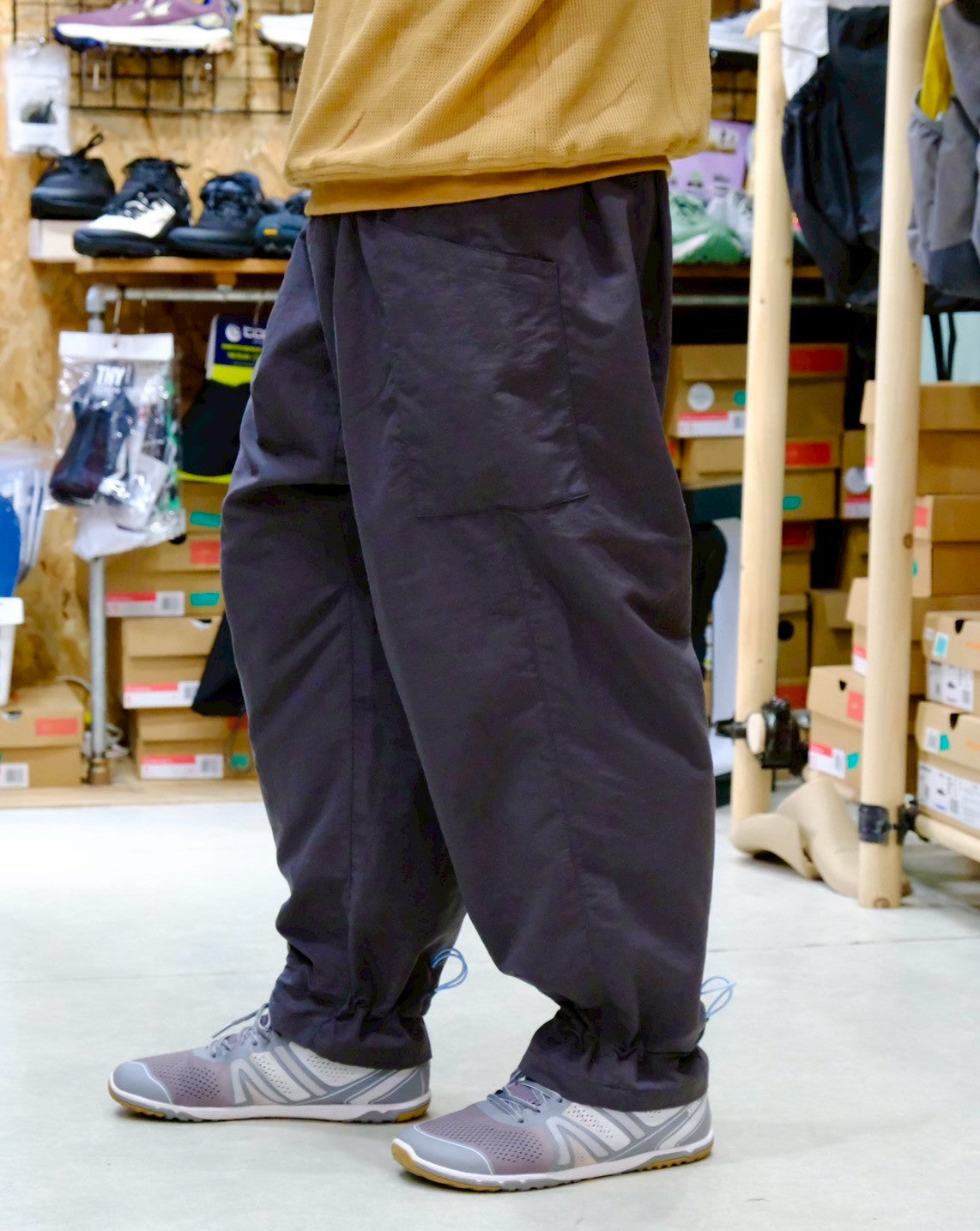 オテンバパンツ（ワイドで裾が絞れる中厚手のパンツ）【SANKAKU STAND × 凌】