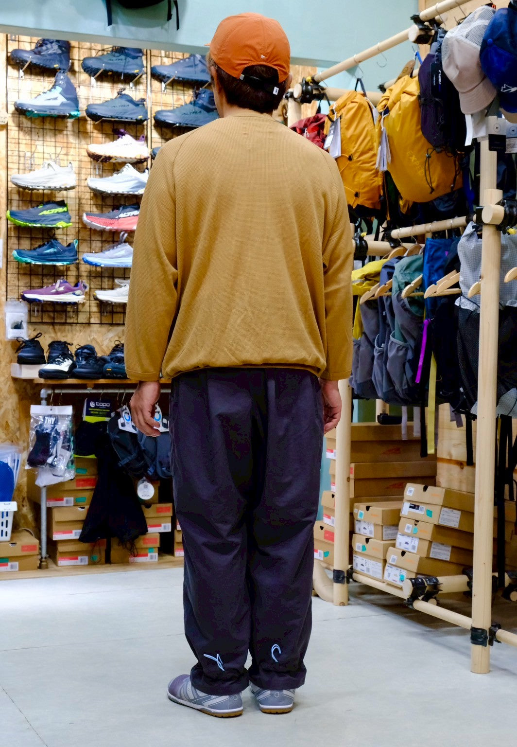 オテンバパンツ（ワイドで裾が絞れる中厚手のパンツ）【SANKAKU STAND × 凌】