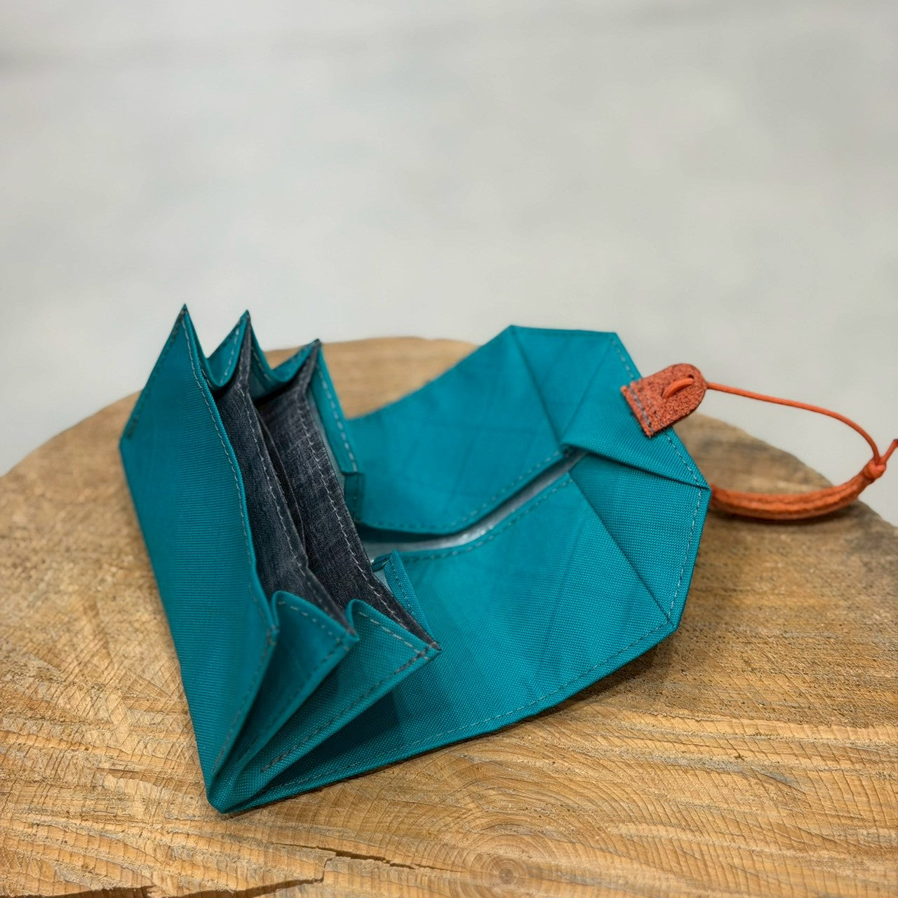 Waltz DX（サンカクスタンド別注ver.／小銭が取り出しやすいコンパクト財布）【SO FAR SO GOOD】