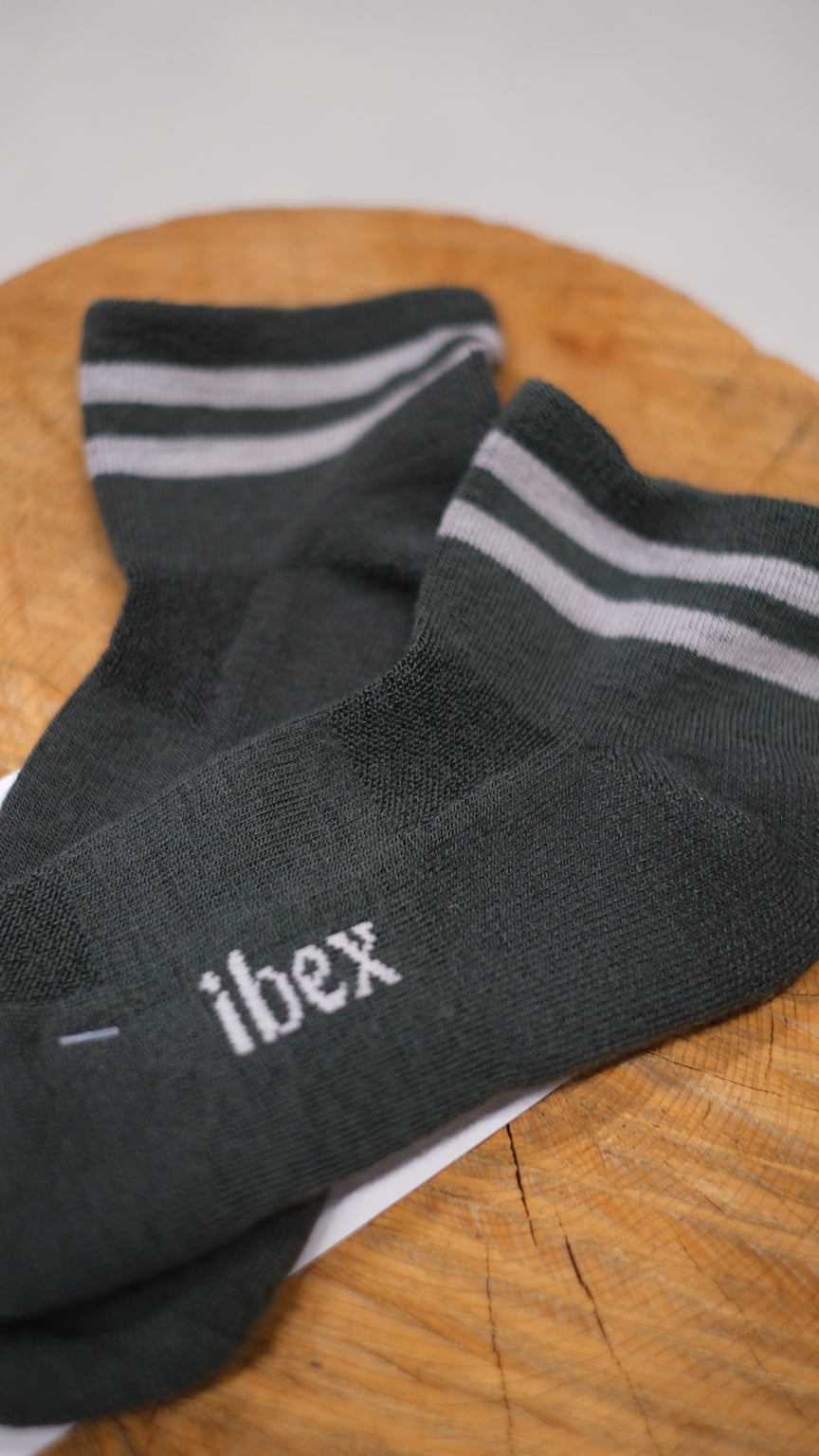 LIGHT CUSHION PERFORMANCE 1/4 SOCK（締め付けが苦手な方におすすめ/メリノウール66％/中厚手）【ibex】