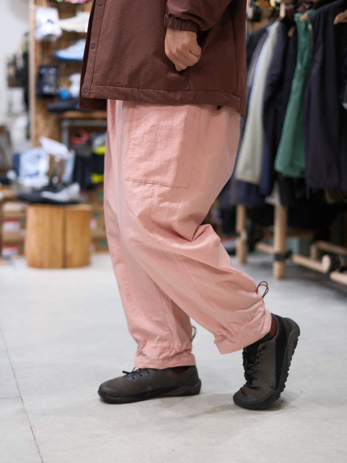 オテンバパンツ（ワイドで裾が絞れる中厚手のパンツ）【SANKAKU STAND × AXESQUIN】