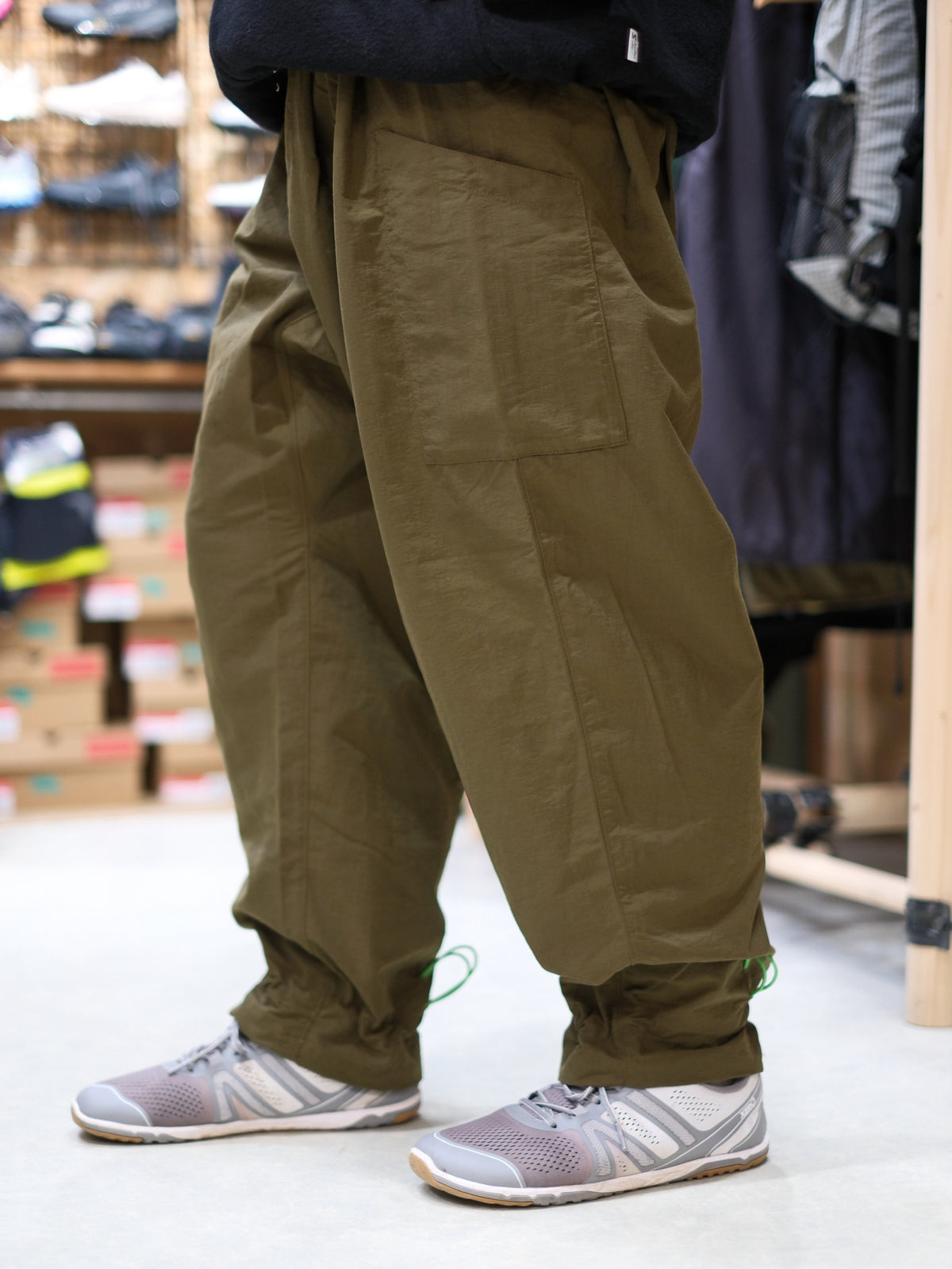 オテンバパンツ（ワイドで裾が絞れる中厚手のパンツ）【SANKAKU STAND × AXESQUIN】
