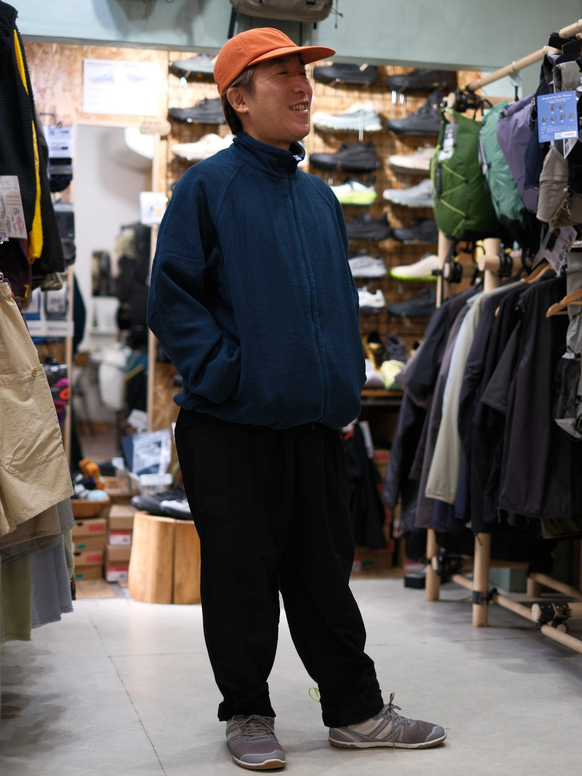 オテンバパンツ（ワイドで裾が絞れる中厚手のパンツ）【SANKAKU STAND × AXESQUIN】