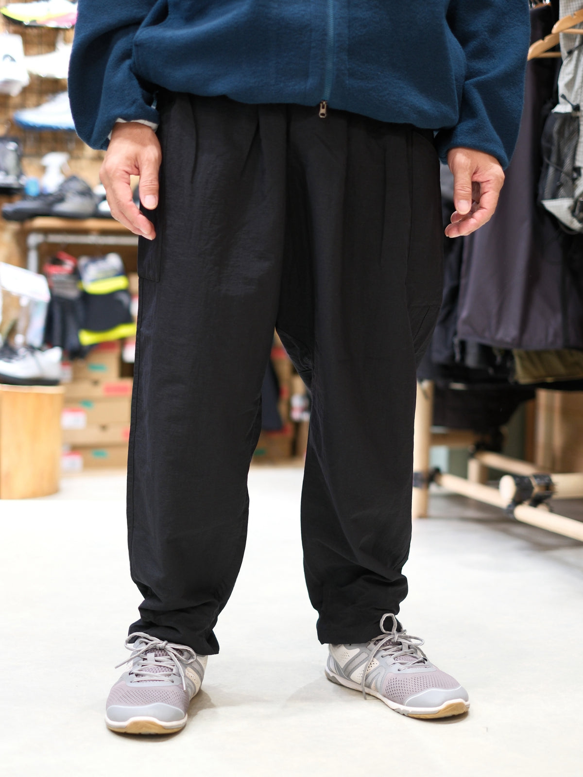 オテンバパンツ（ワイドで裾が絞れる中厚手のパンツ）【SANKAKU STAND × AXESQUIN】