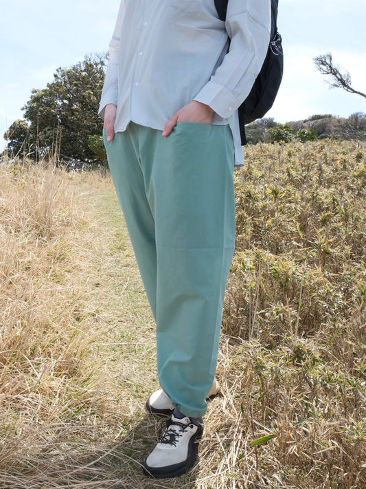 フラットパンツ Air（程よくゆったり/通気性抜群/汗染み気にならない）【SANKAKU STAND × AXESQUIN】 ※サンスタグリーン先行販売