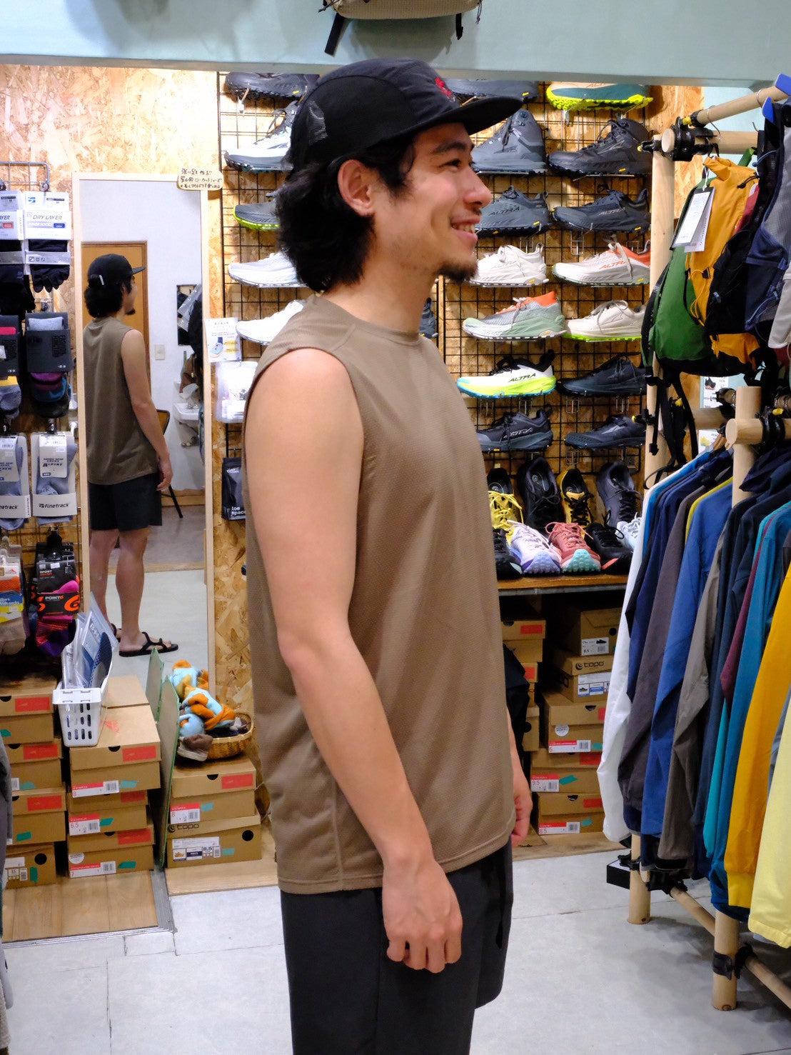 HIVE SLEEVELESS （通気性重視の超軽量、超速乾化繊メッシュノースリーブ）【STATIC】