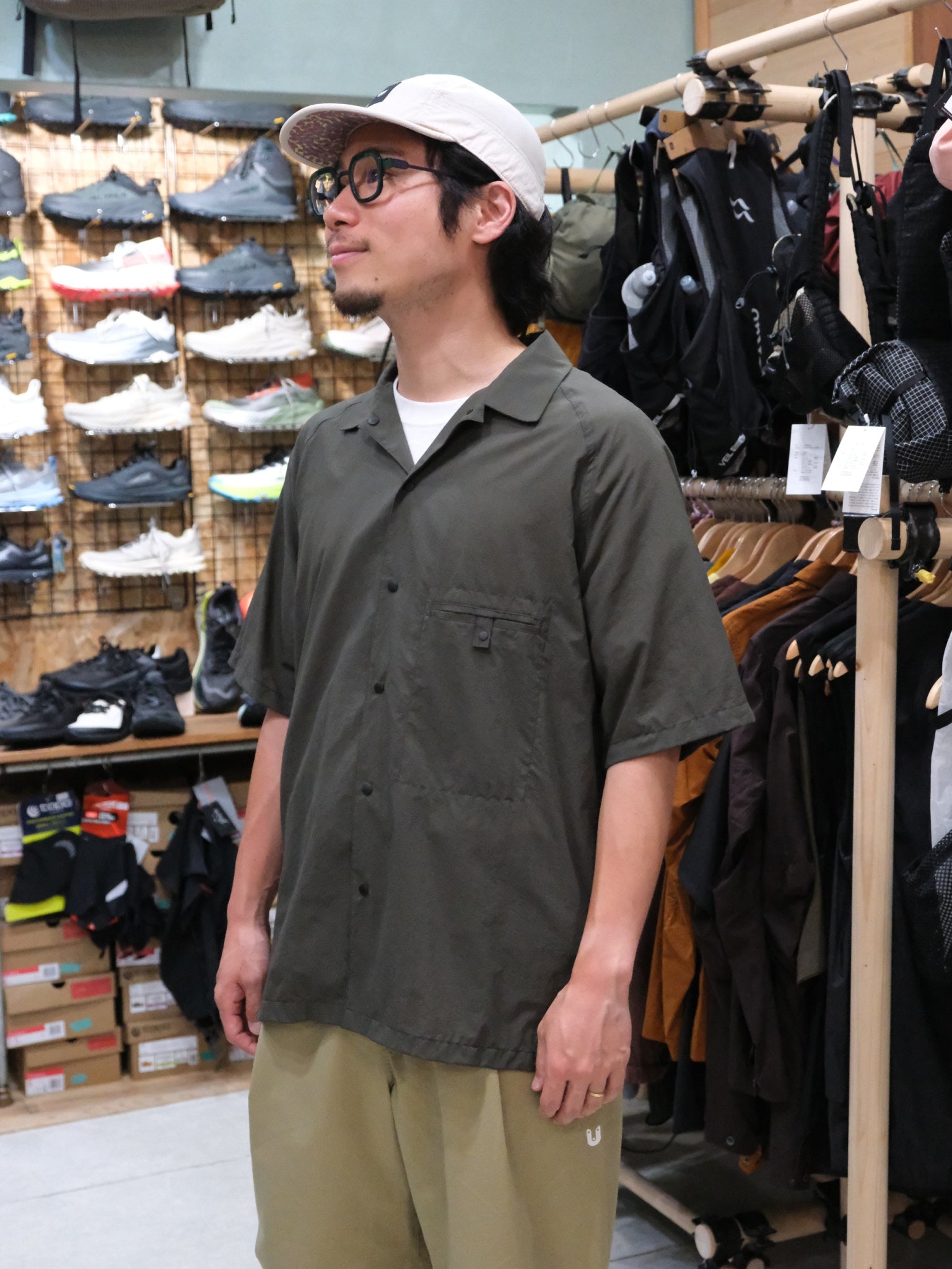 軽くて涼しい半袖シャツ（汗を放出して、風を受け入れるベンチ