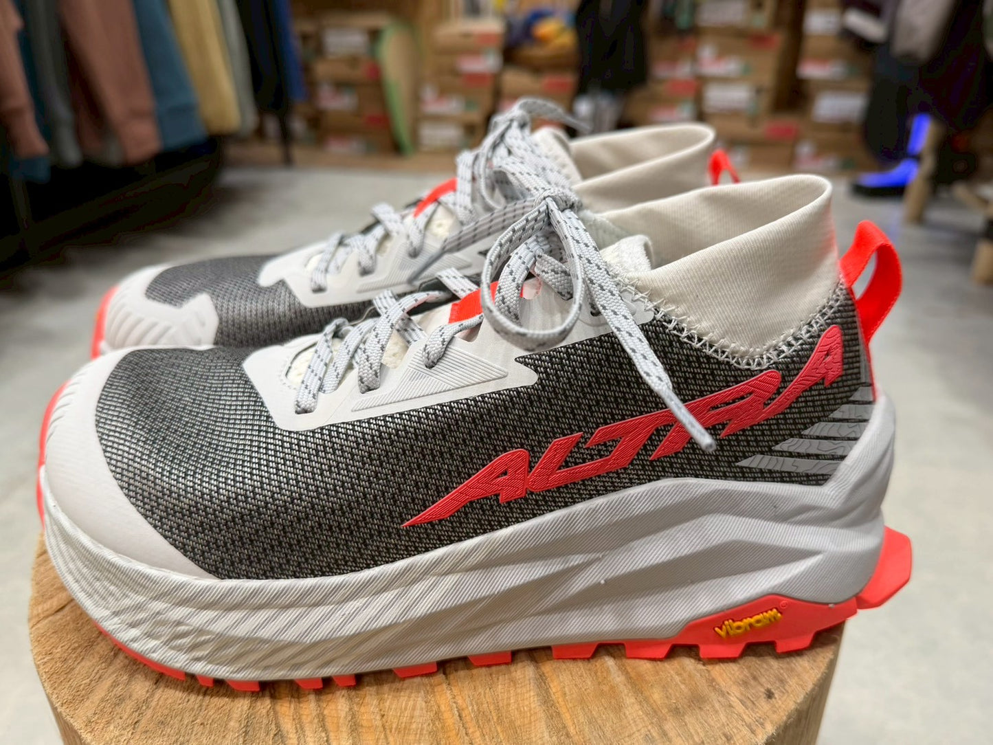 OLYMPUS 275 W's（フィット感・耐久性◎／抜群のクッション性と安定感の1足）【ALTRA】