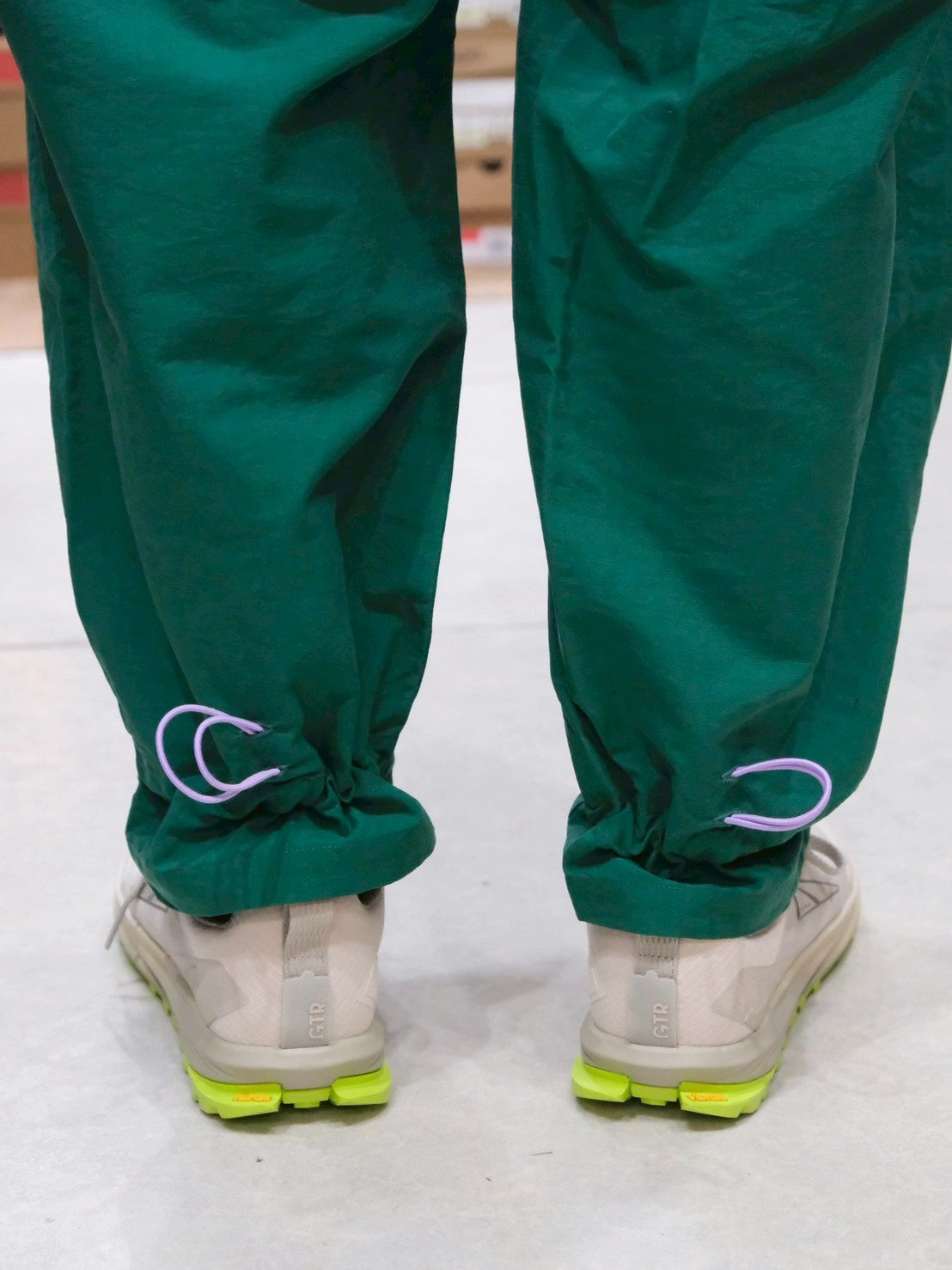 オテンバパンツ2026（ワイドで裾が絞れる中厚手のパンツ）【SANKAKU STAND × AXESQUIN】