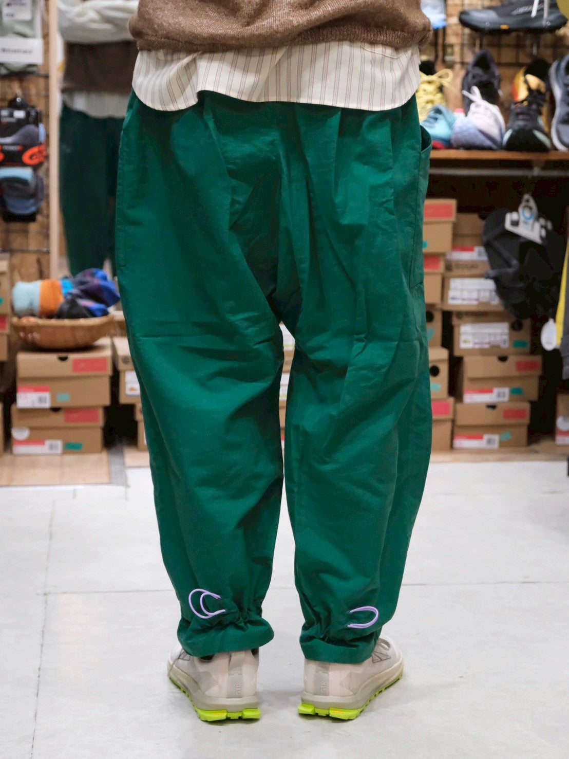 オテンバパンツ2026（ワイドで裾が絞れる中厚手のパンツ）【SANKAKU STAND × AXESQUIN】