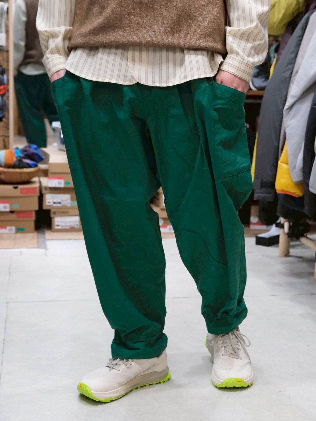 オテンバパンツ2026（ワイドで裾が絞れる中厚手のパンツ）【SANKAKU STAND × AXESQUIN】