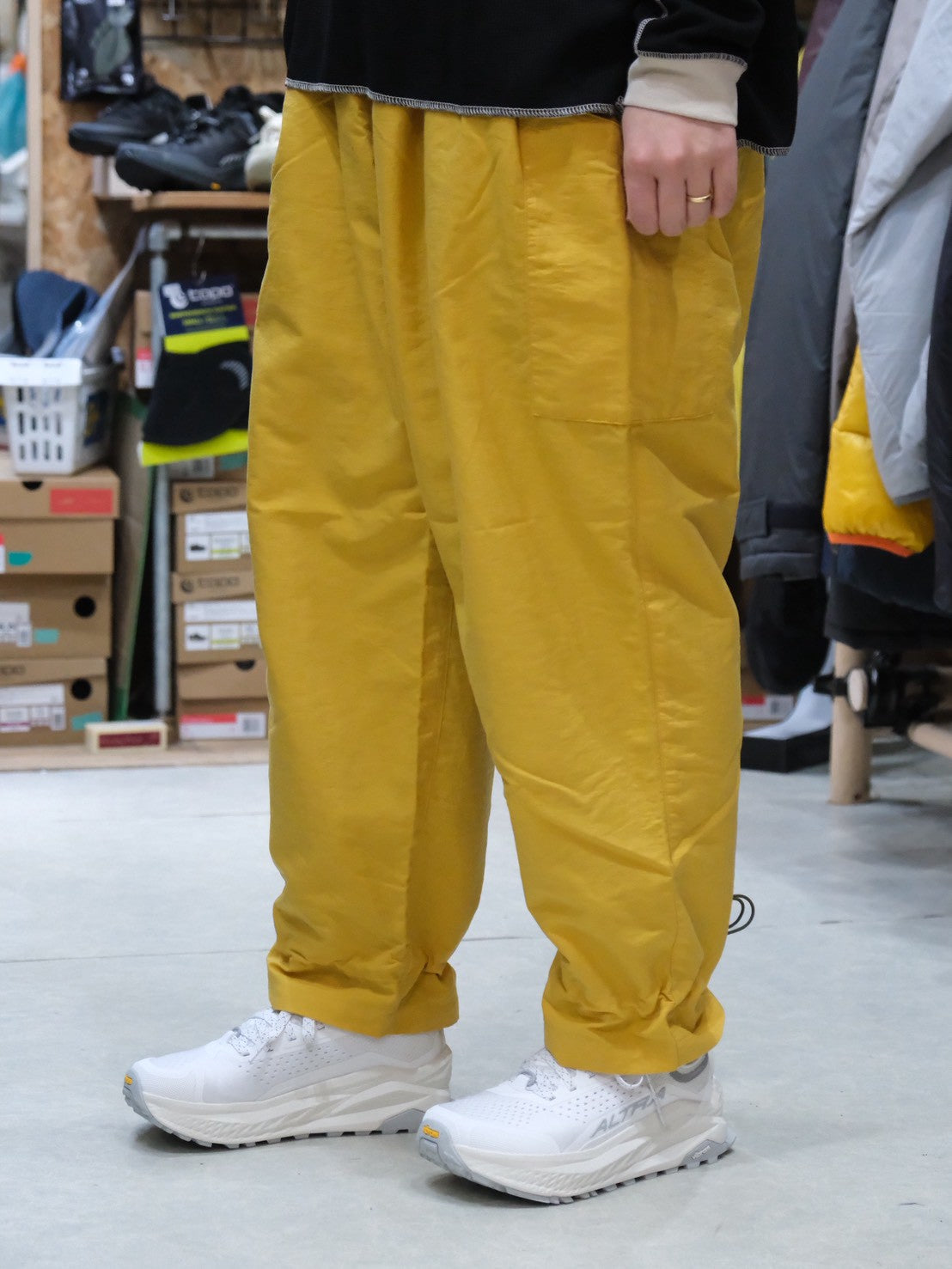 オテンバパンツ2026（ワイドで裾が絞れる中厚手のパンツ）【SANKAKU STAND × AXESQUIN】