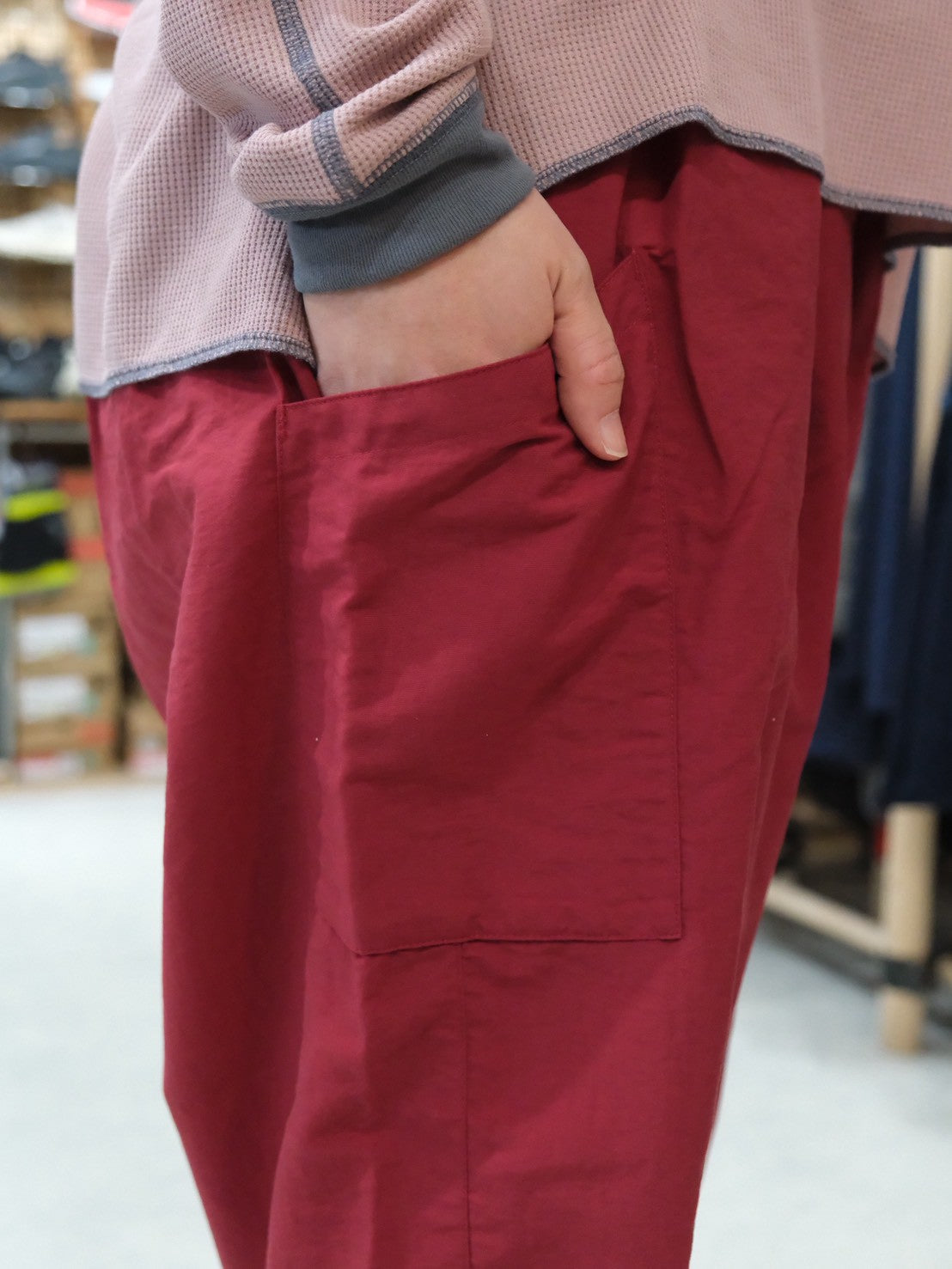 オテンバパンツ2026（ワイドで裾が絞れる中厚手のパンツ）【SANKAKU STAND × AXESQUIN】