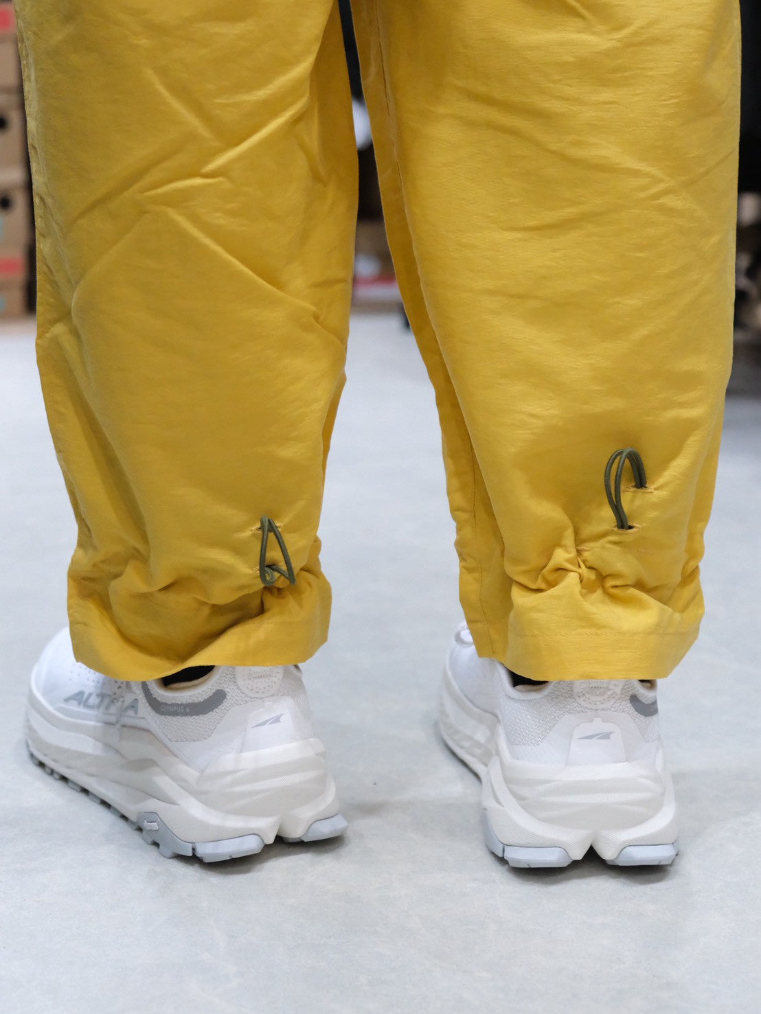 オテンバパンツ2026（ワイドで裾が絞れる中厚手のパンツ）【SANKAKU STAND × AXESQUIN】