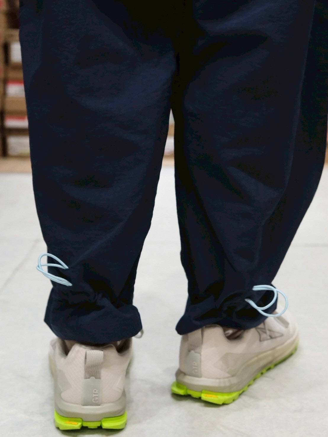 オテンバパンツ2026（ワイドで裾が絞れる中厚手のパンツ）【SANKAKU STAND × AXESQUIN】