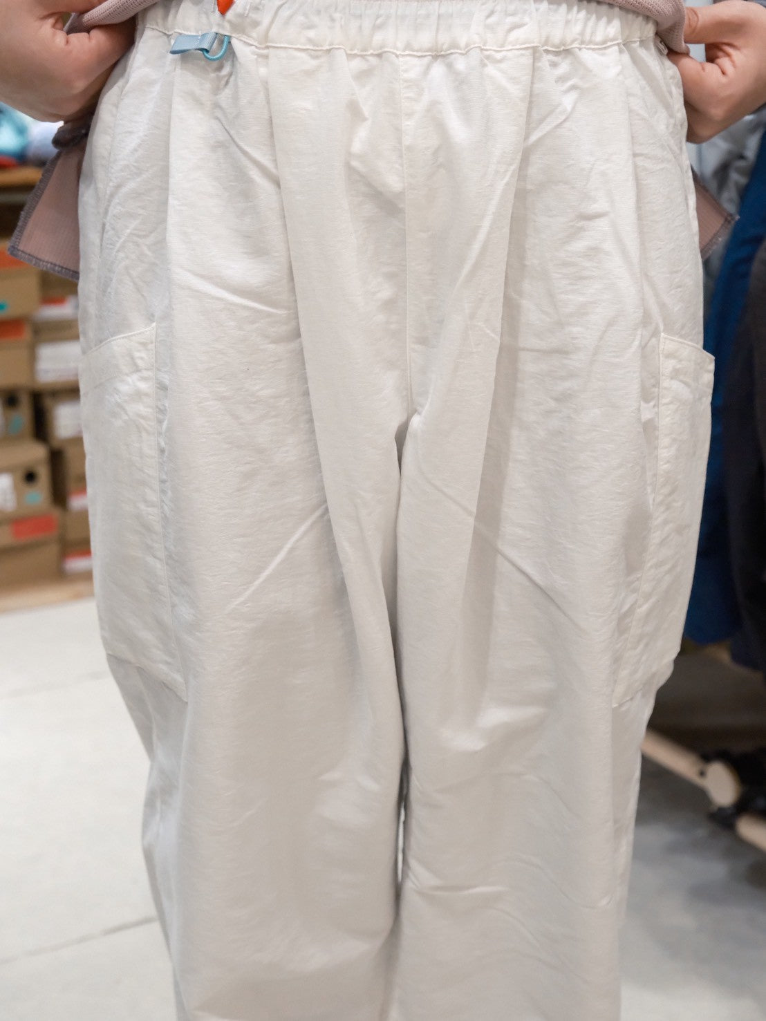 オテンバパンツ2026（ワイドで裾が絞れる中厚手のパンツ）【SANKAKU STAND × AXESQUIN】