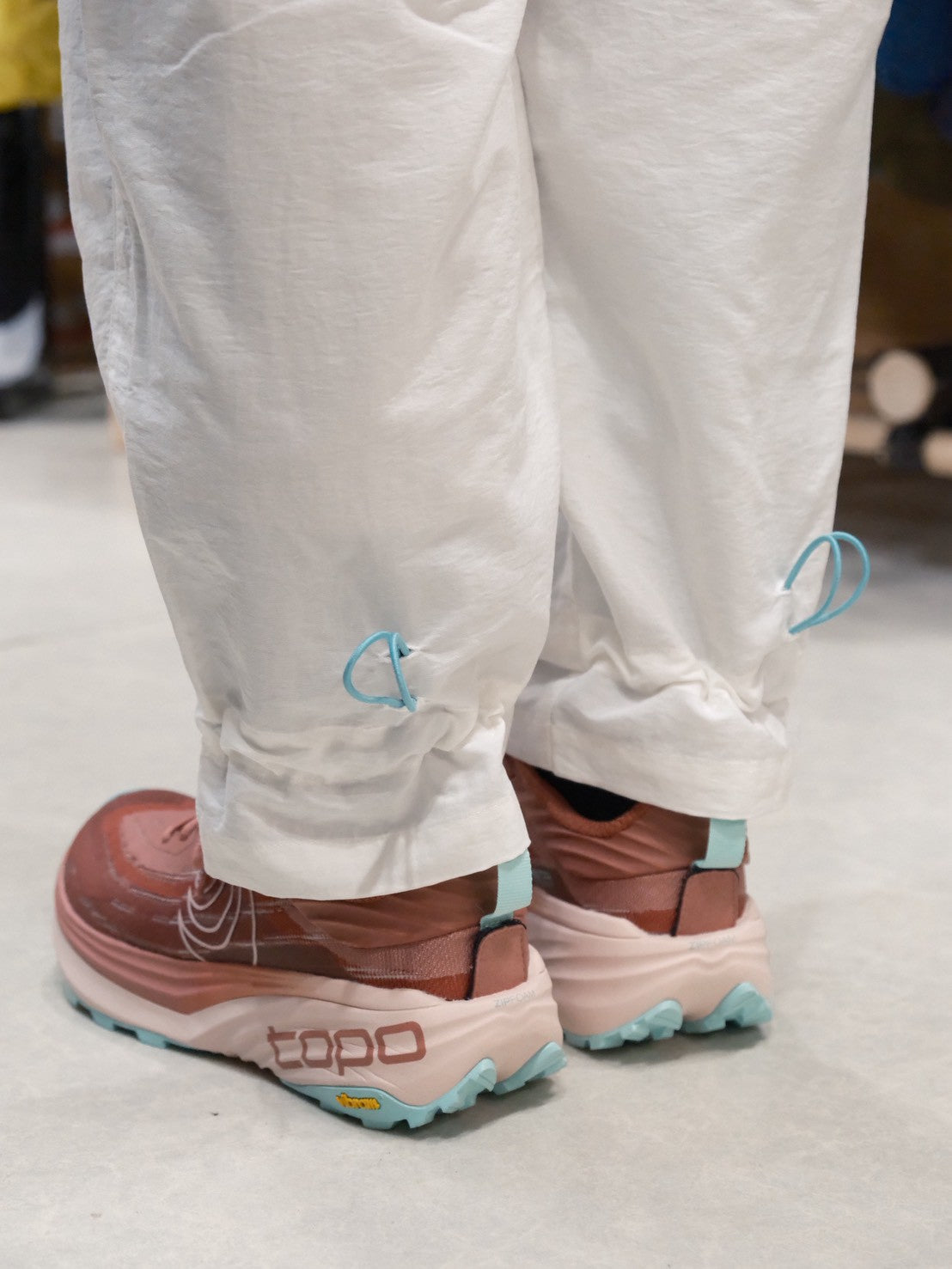 オテンバパンツ2026（ワイドで裾が絞れる中厚手のパンツ）【SANKAKU STAND × AXESQUIN】