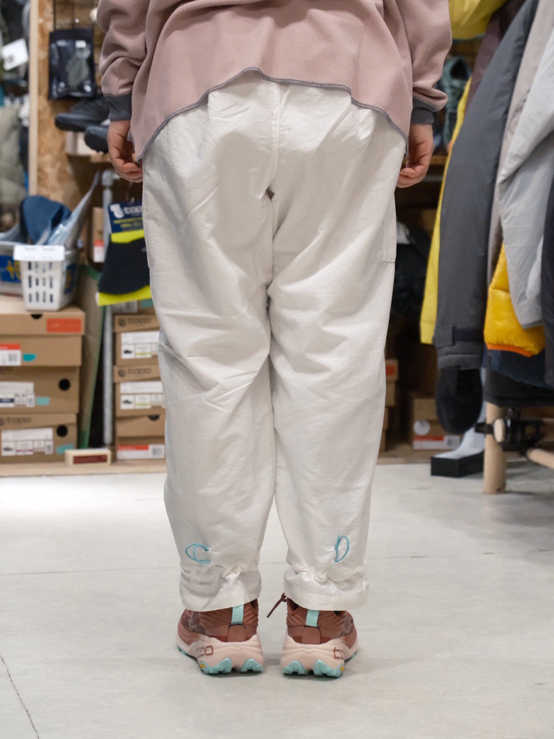 オテンバパンツ2026（ワイドで裾が絞れる中厚手のパンツ）【SANKAKU STAND × AXESQUIN】