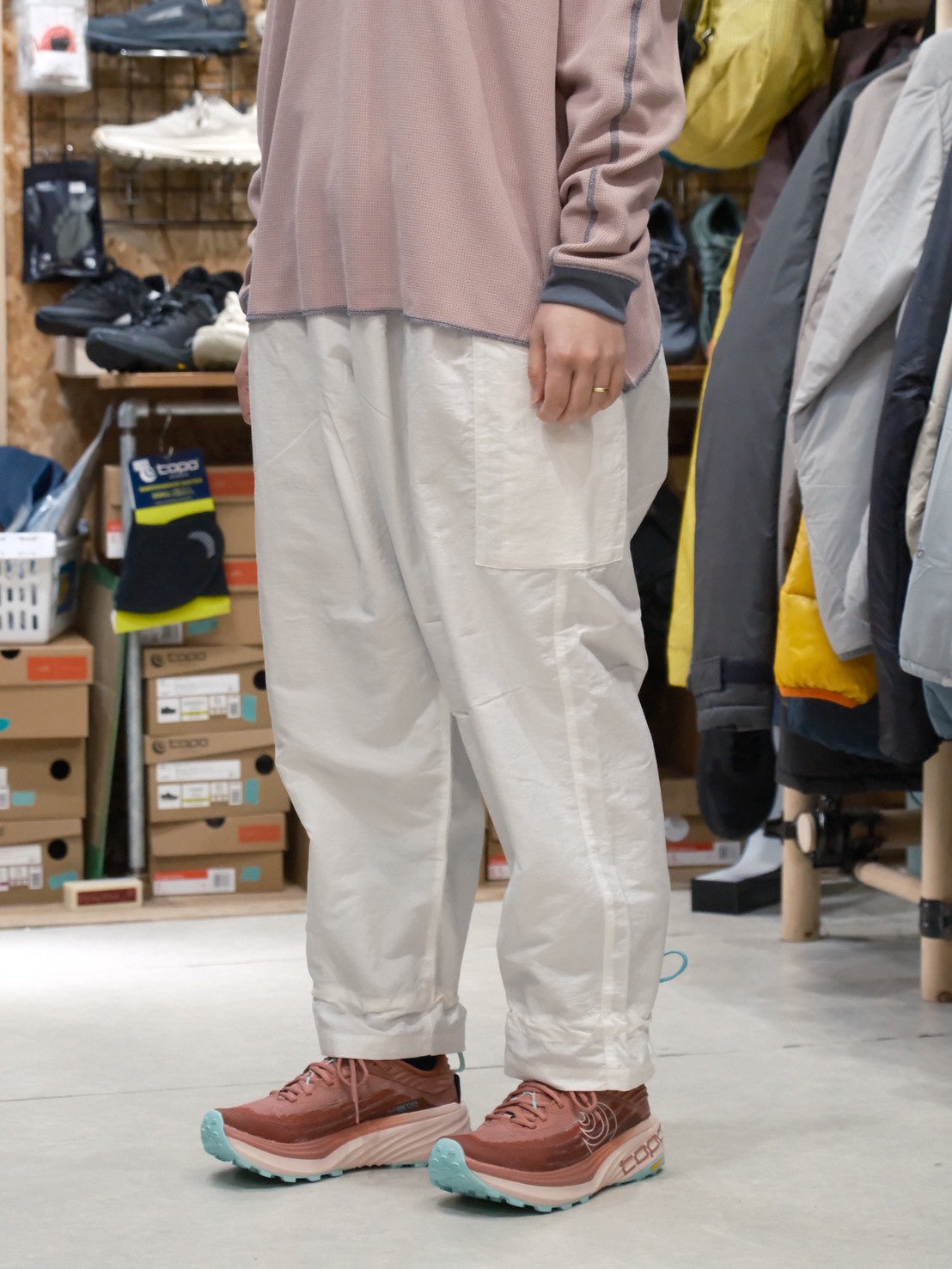 オテンバパンツ2026（ワイドで裾が絞れる中厚手のパンツ）【SANKAKU STAND × AXESQUIN】