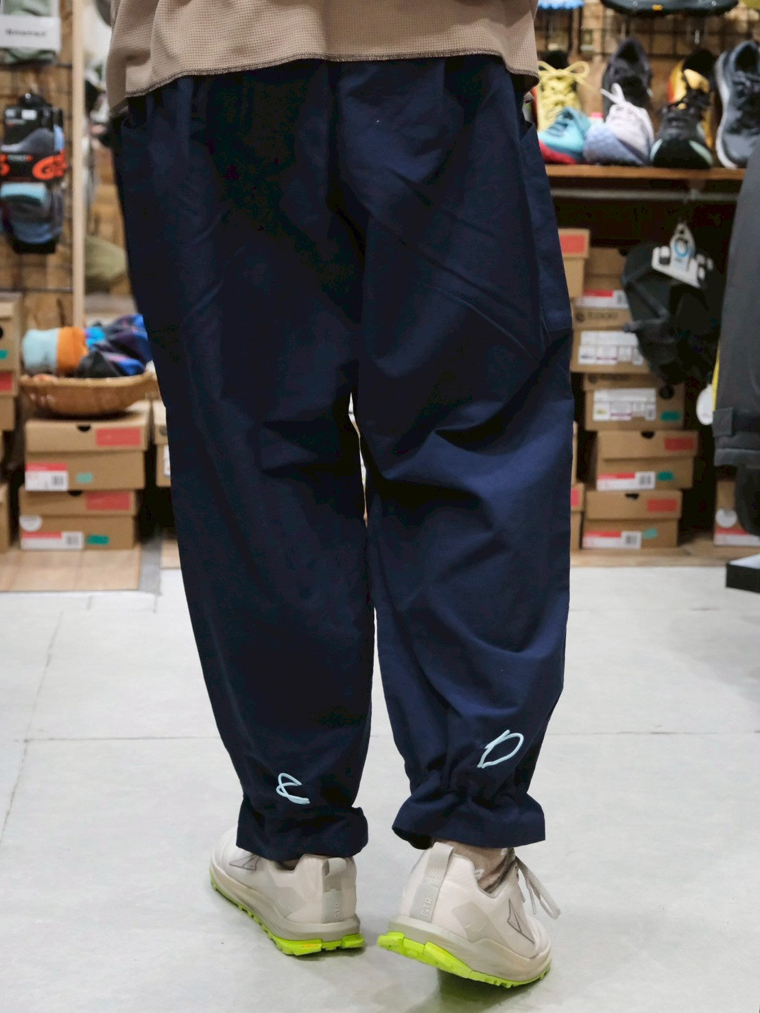 オテンバパンツ2026（ワイドで裾が絞れる中厚手のパンツ）【SANKAKU STAND × AXESQUIN】