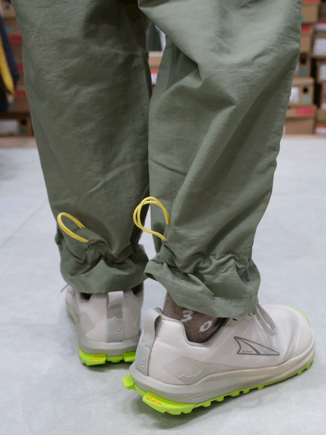 オテンバパンツ2026（ワイドで裾が絞れる中厚手のパンツ）【SANKAKU STAND × AXESQUIN】